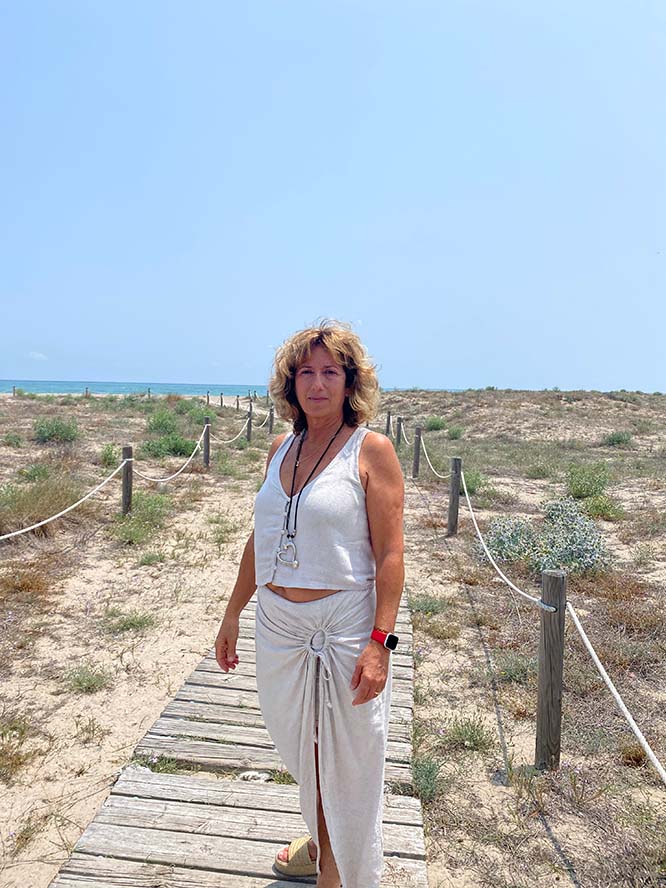 La teniente de alcalde de Almardá observa varios trabajos sin terminar en el perfilado de las playas de Almardá, Corinto y Malvarrosa