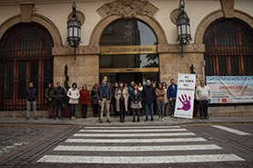 Sagunto guarda un minuto de silencio en señal de condena y repulsa por el presunto asesinato machista ocurrido en Barcelona