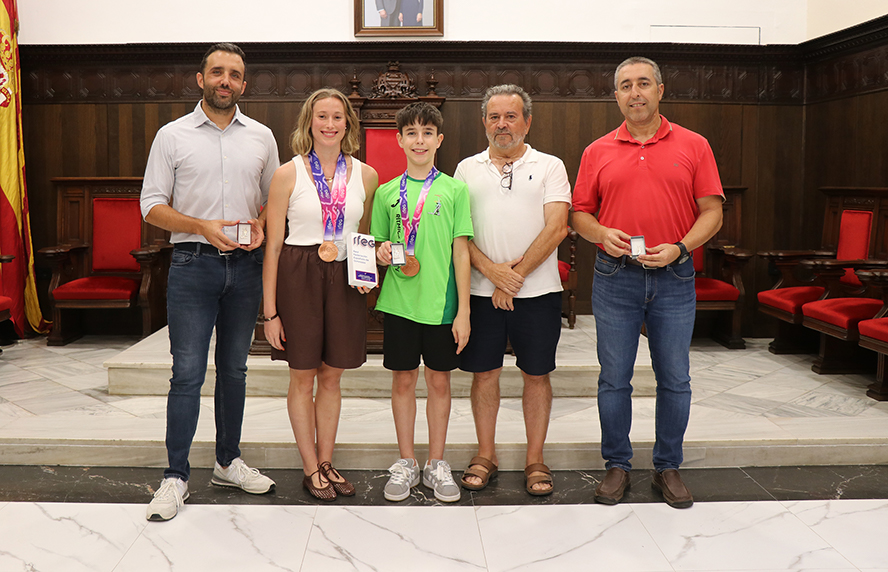 Dos deportistas del Club de Gimnasia Rítmica Morvedre reciben un homenaje municipal por sus éxitos en el Campeonato de España