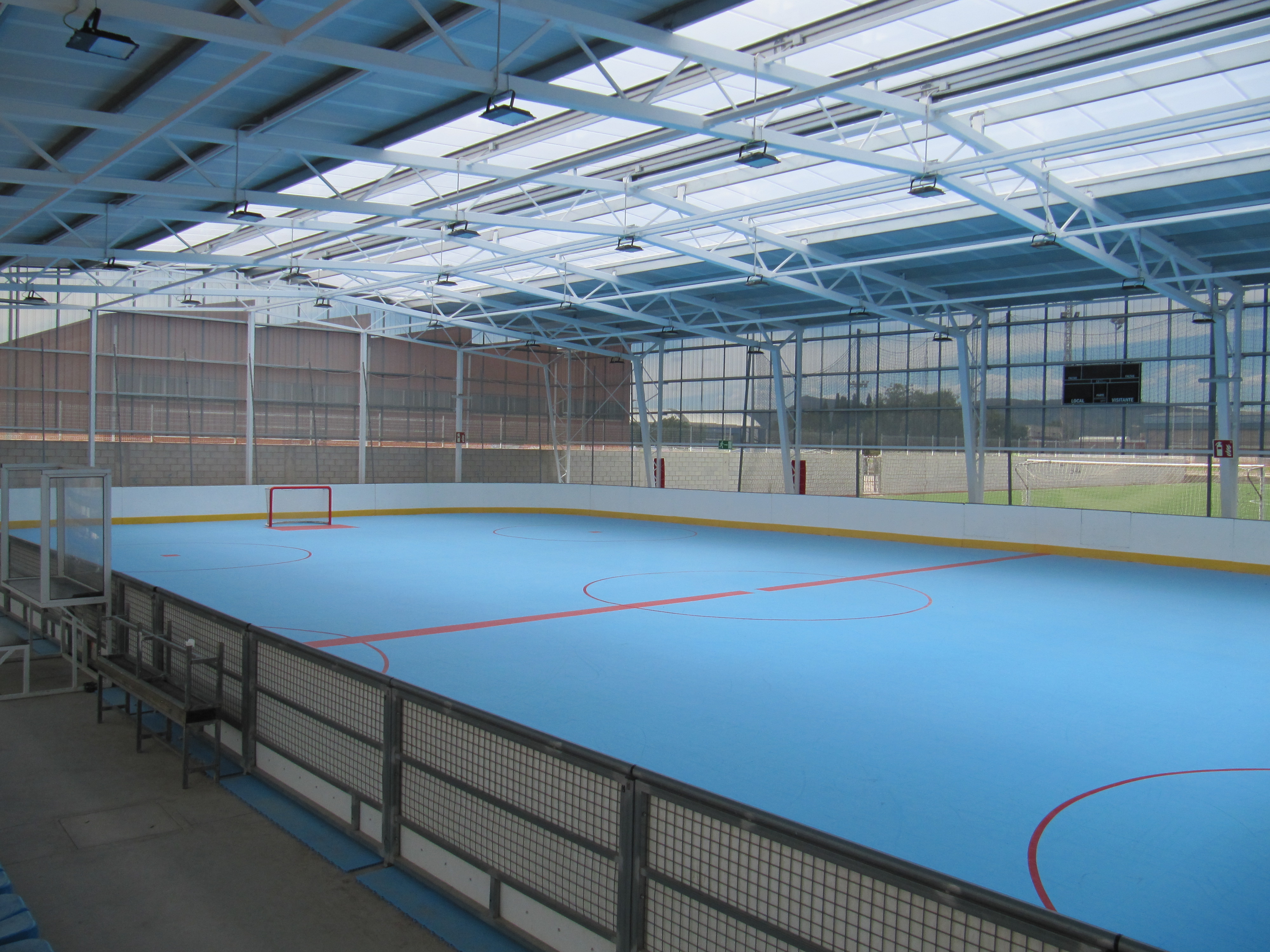 Finalizan las obras de construcción de la pista cubierta de hockey del polideportivo municipal