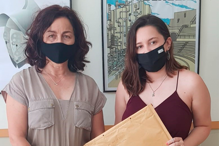 El alumnado de los IES Clot del Moro e IES Jorge Juan presentan sus carteles para el concurso de Comercio y Mercados 