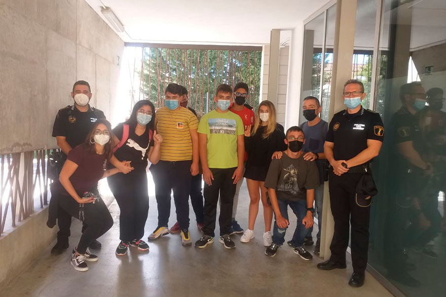 La Policía Local de Sagunto recibe al alumnado TEA del Instituto María Moliner en el Día Europeo del Autismo 