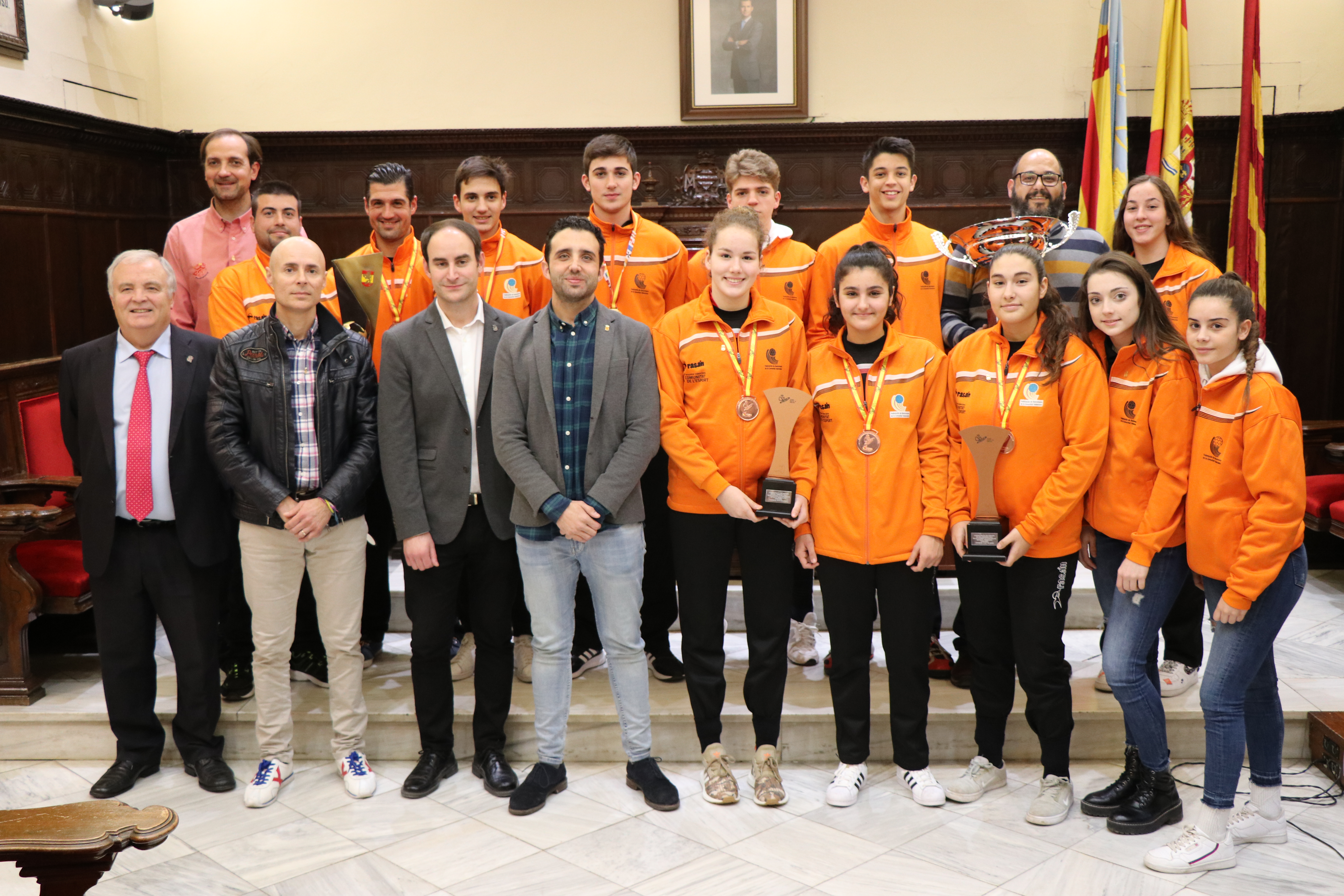 El Ayuntamiento de Sagunto recibe a la expedición de deportistas de clubes de balonmano del municipio por participar en el Campeonato de España de selecciones autonómicas