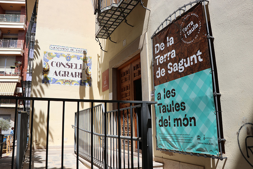 La concejala de Agricultura, Ana María Quesada, muestra su apoyo al sector agrícola ante los hechos sucedidos en Francia