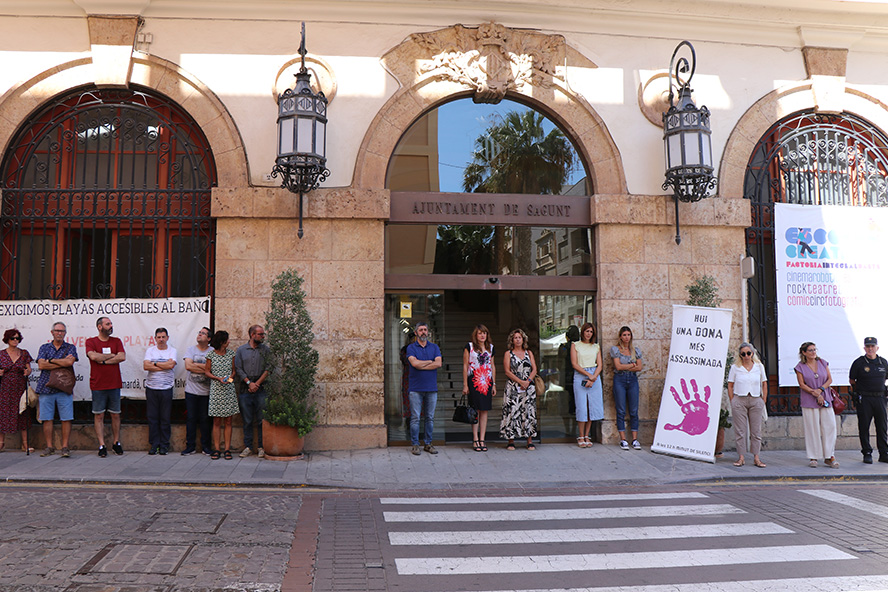 Sagunto guarda un minuto de silencio en señal de condena y repulsa por los asesinatos machistas en Salamanca y Alzira