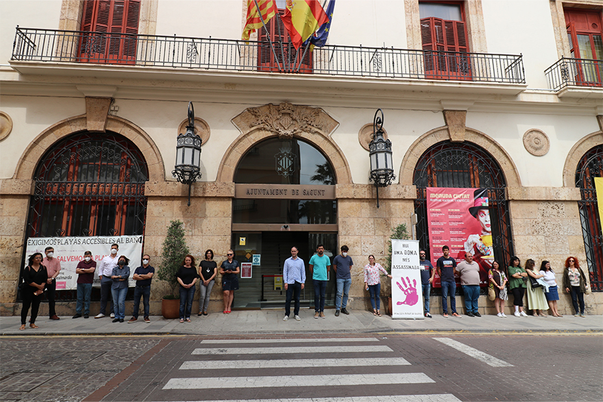 Sagunto guarda un minuto de silencio en señal de condena y repulsa por el presunto asesinato machista perpetrado en Córdoba