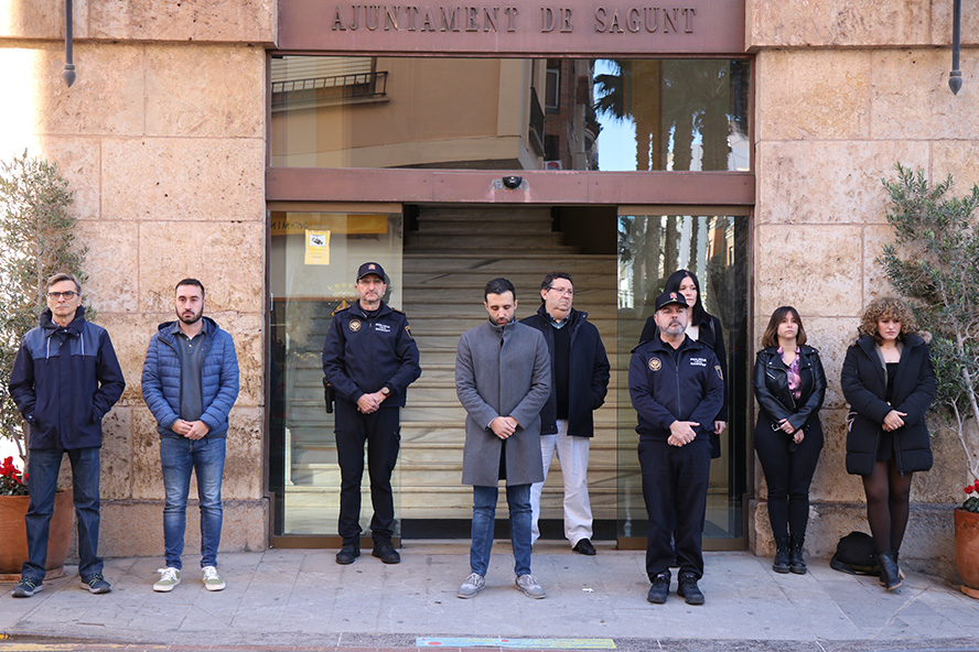 Silencio a las puertas de los edificios municipales por el presunto asesinato machista perpetrado en Lugo