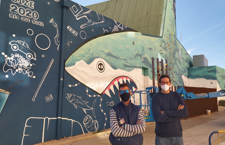 El grafitero local Bize plasma el mar y la contaminación de las aguas en su mural del Més Que Murs