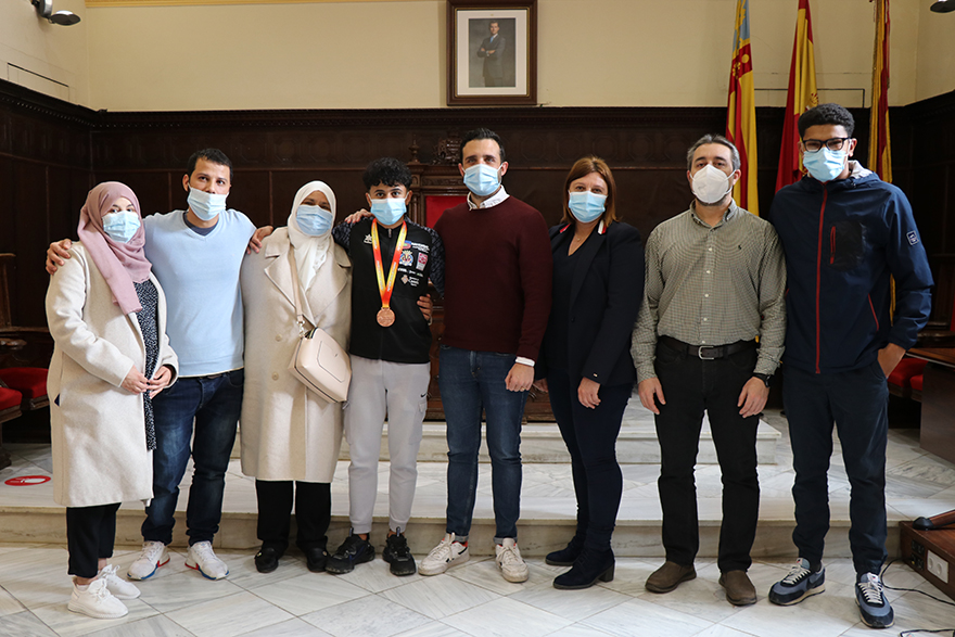 El alcalde de Sagunto y el concejal de Deportes reciben al atleta Tarik El Amri en reconocimiento por su bronce en el Campeonato de España de 1.500 m. en pista cubierta