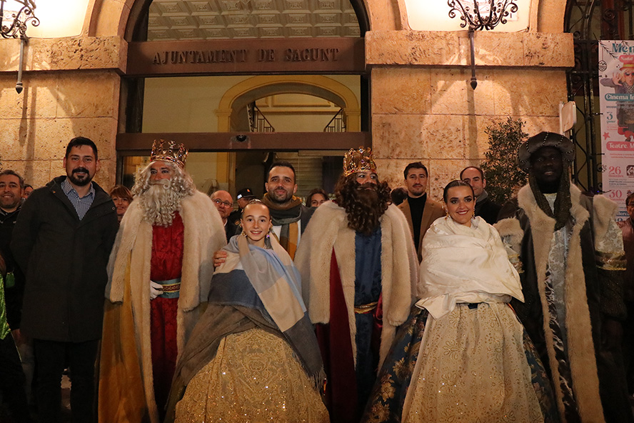 La cabalgata de los Reyes Magos llena las calles de los dos núcleos urbanos de Sagunto