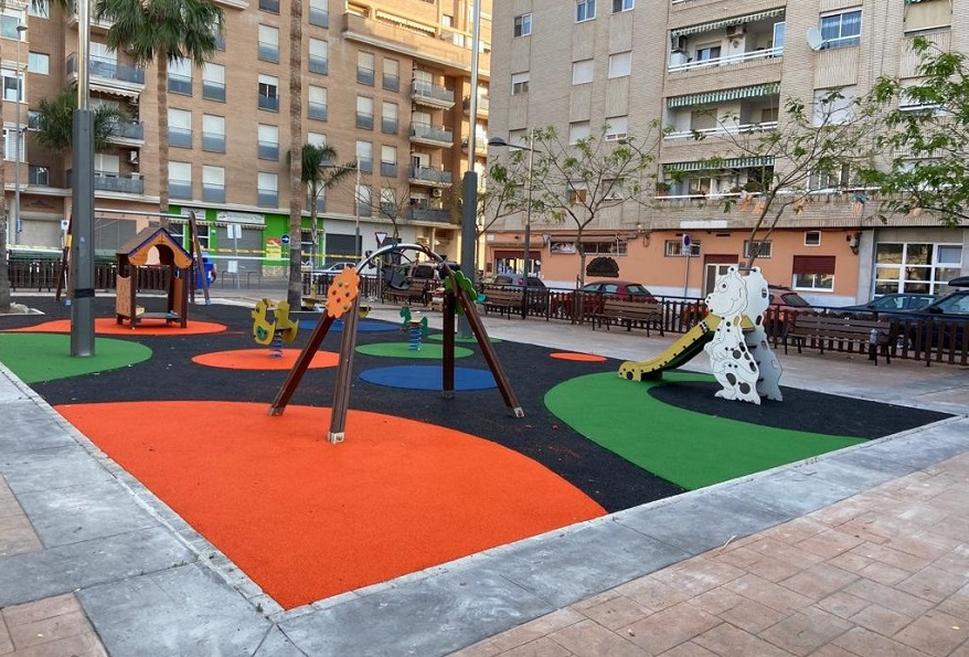 Mantenimiento mejora el suelo del parque infantil de la plaza Ángel Perales
