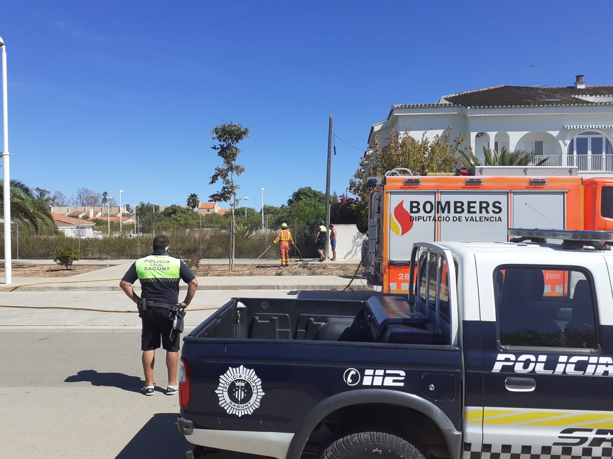 Los bomberos y la Policía de Playas de Sagunto extinguieron un incendio en un solar de la avenida Europa en Corinto