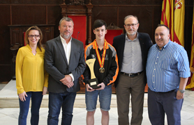 El Ayuntamiento de Sagunto recibe al campeón de tenis de mesa Iván Caballero Torres