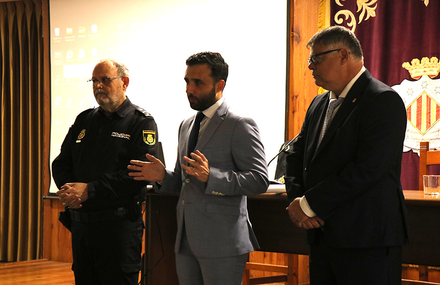 La Policía Nacional y Servicios Sociales imparten una charla sobre seguridad para mayores