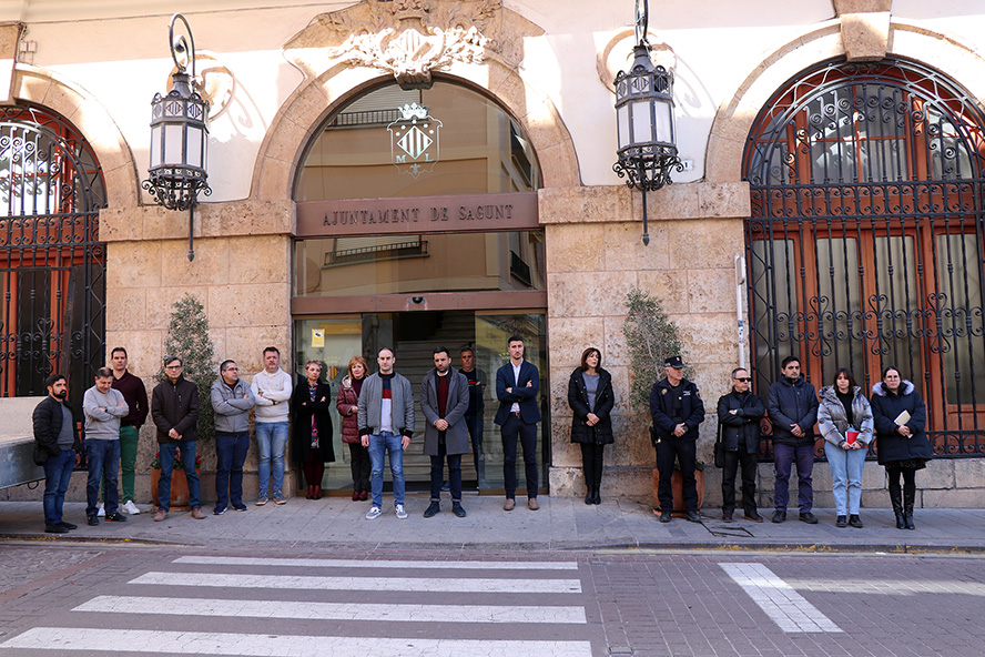 Sagunto guarda un minuto de silencio en señal de duelo por las víctimas del incendio de la Vila Joiosa 
