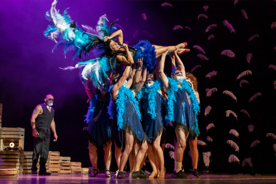 La obra de teatro y danza Malditas plumas se representará en el Centro Cultural Mario Monreal