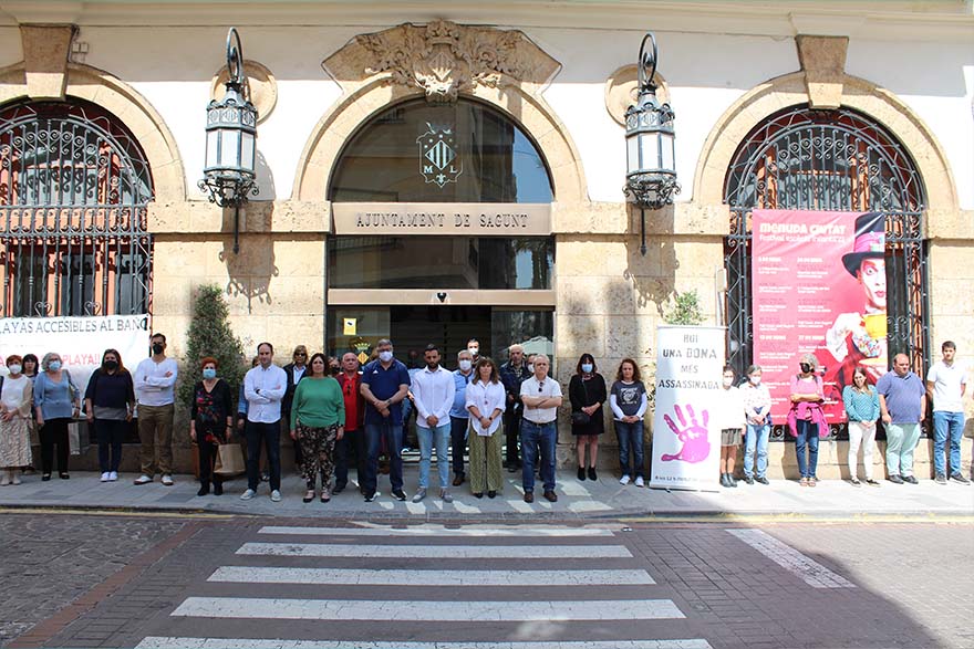 Sagunto guarda un minuto de silencio en señal de condena y repulsa por el presunto asesinato machista perpetrado en Arona
