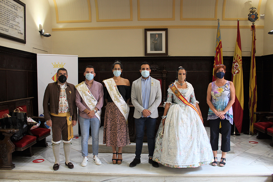 El Ayuntamiento recibe al Alfiere y la Madrina de la Associazione Targa Cecina de 2019