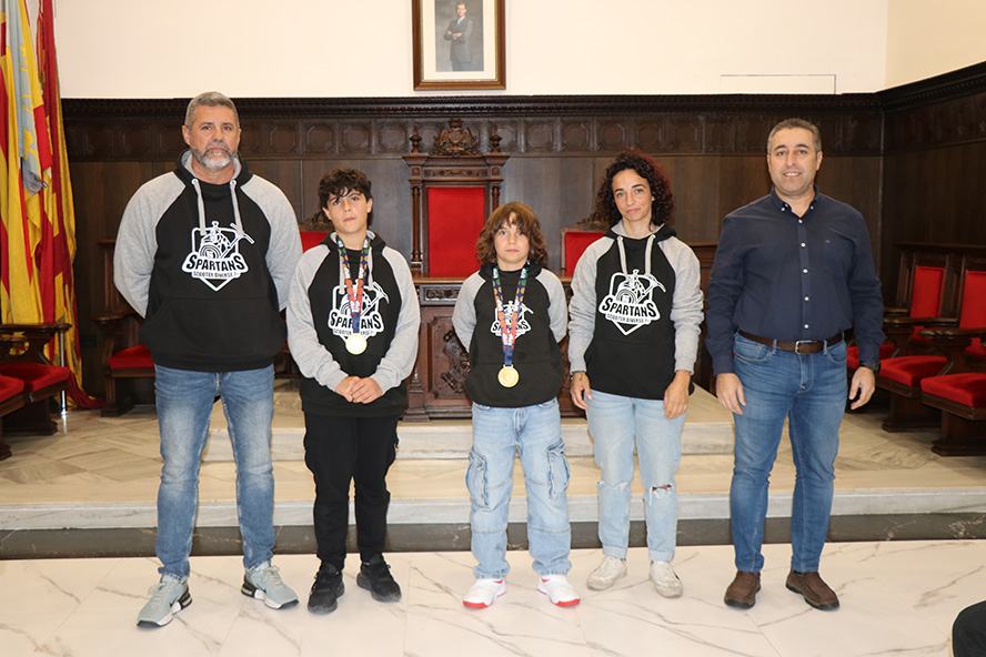 El Ayuntamiento de Sagunto reconoce los recientes éxitos deportivos de Eric Miñana y Alicia Carrasquer