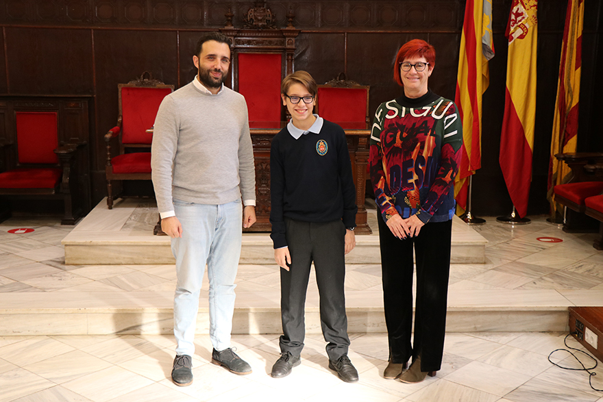 El Ayuntamiento recibe al joven cantante de ópera de Puerto de Sagunt Vicent Huesa