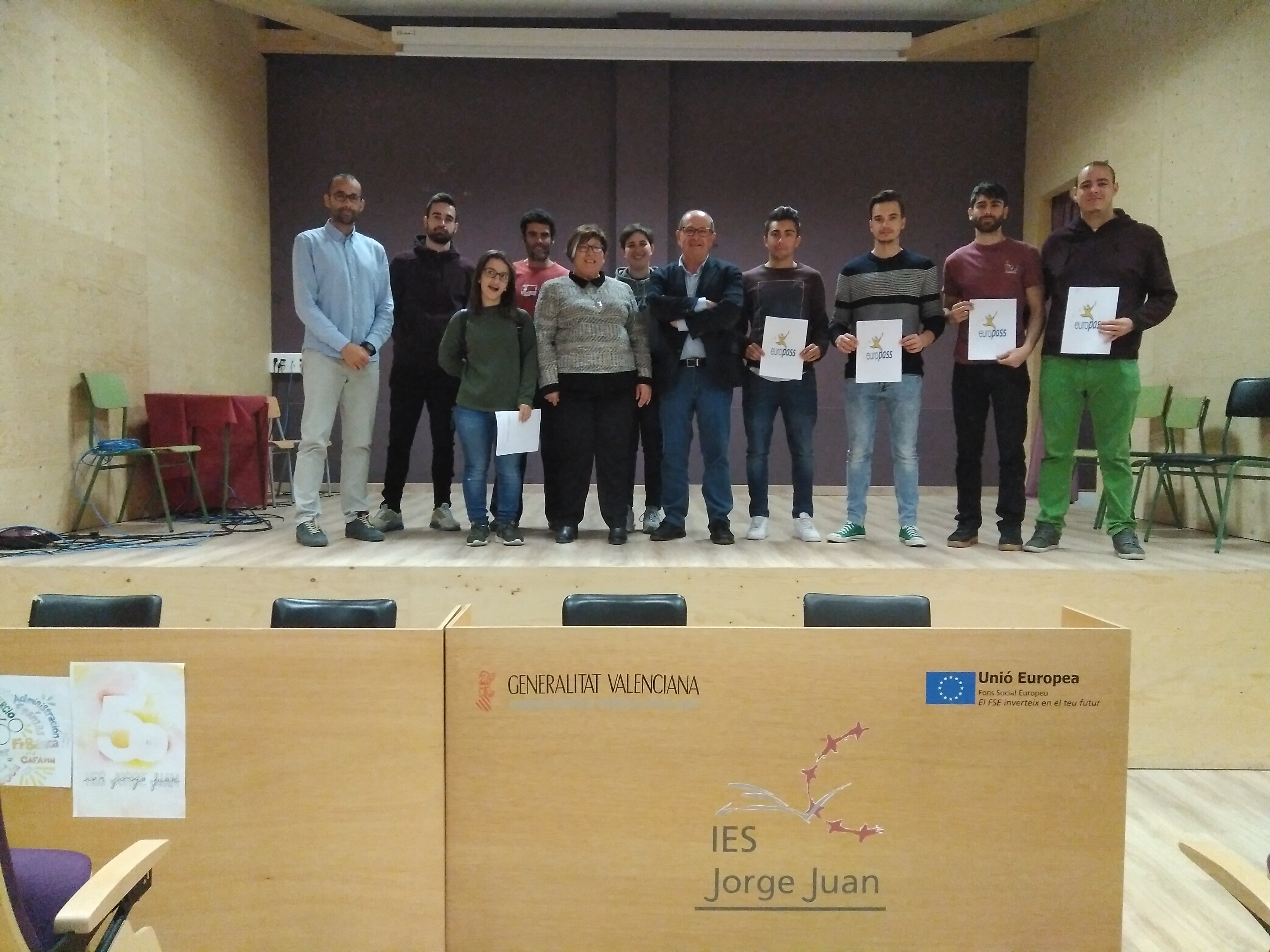  El concejal Pepe Gil acude al IES Jorge Juan para entregar el currículum Europass a seis alumnos