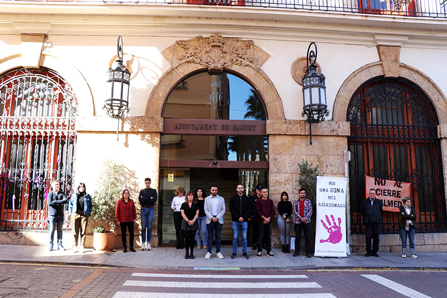 Silencio a las puertas de los edificios municipales por el presunto asesinato machista perpetrado en Orihuela
