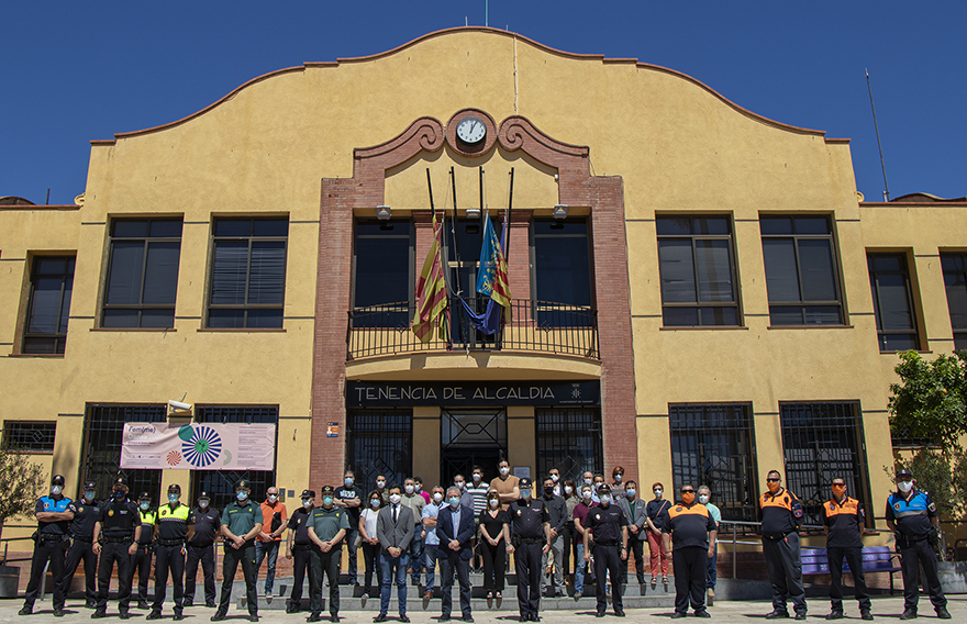 Sagunto guarda un minuto de silencio con motivo del final de los 10 días oficiales de luto en memoria de las víctimas de la COVID-19
