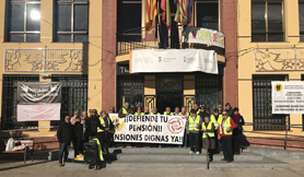 El alcalde asiste a la concentración de los ‘yayoflautas’ para mostrarles su apoyo 