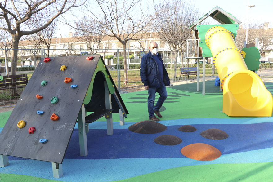 La Delegación de Mantenimiento renueva seis zonas de juegos infantiles y para personas mayores