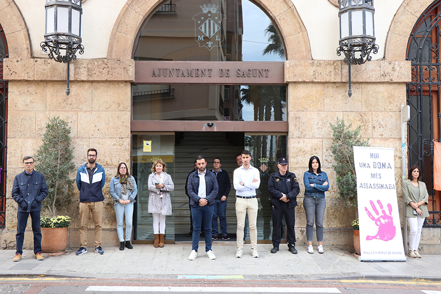 Silencio a las puertas de los edificios municipales por el presunto asesinato machista ocurrido en Bayona