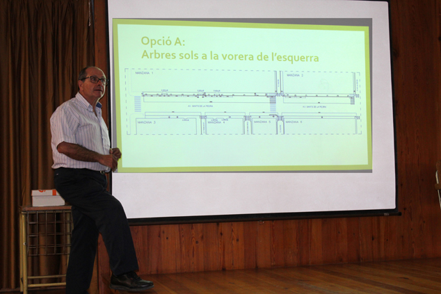 Manteniment presenta el projecte de millora de les voreres de Sants de la Pedra davant els veïns