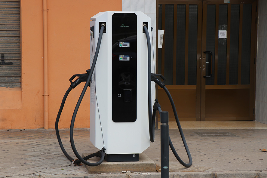Sagunto avanza en la instalación de cargadores eléctricos de uso público