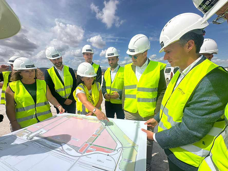 El alcalde de Sagunto y el CEO de SEAT visitan las obras de la gigafactoría de baterías