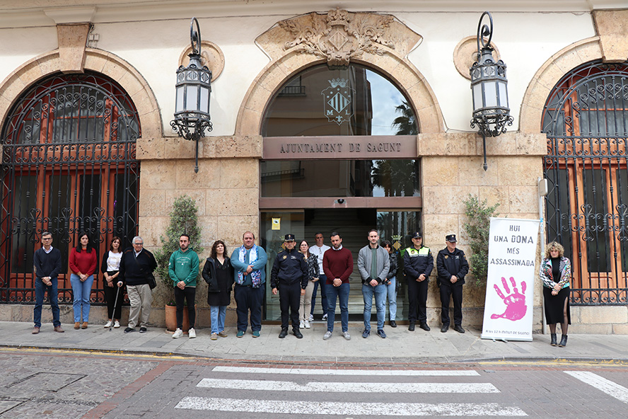 Silencio a las puertas de los edificios municipales por el presunto asesinato machista perpetrado en Tarragona