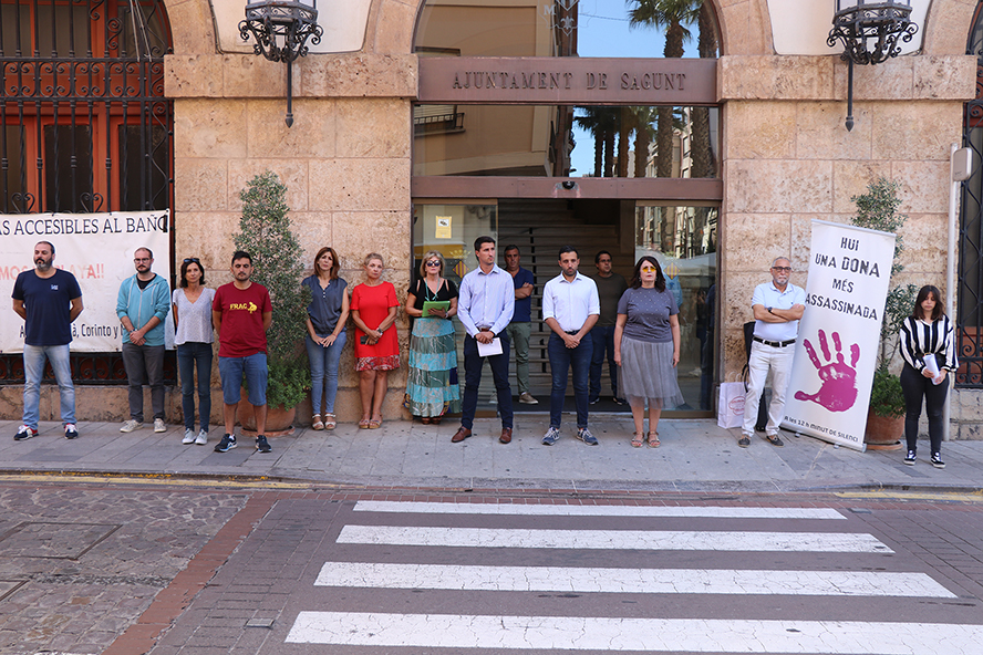Sagunto guarda un minuto de silencio en señal de condena y repulsa por el presunto asesinato machista en Madrid