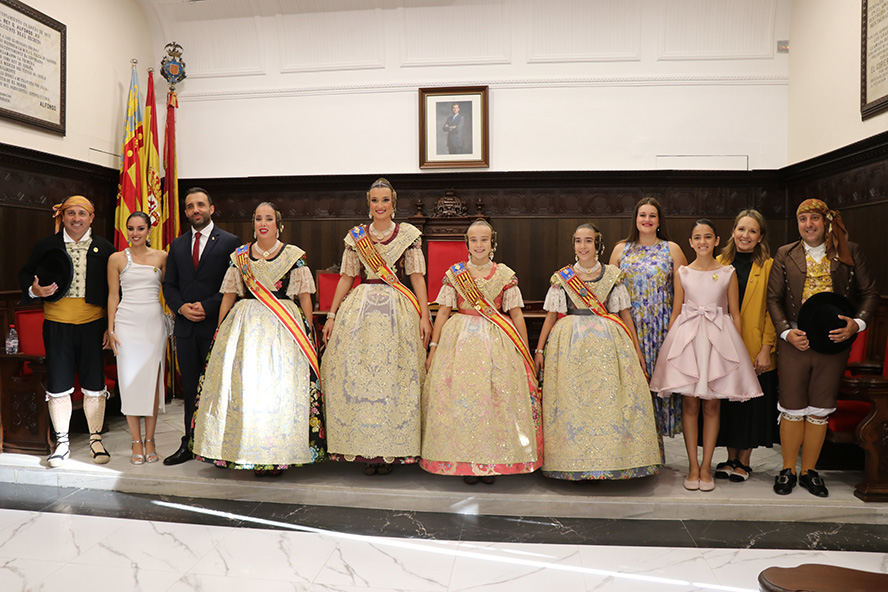 Las Falleras Mayores de Valencia 2025 firman en el Libro de Honor de Sagunto