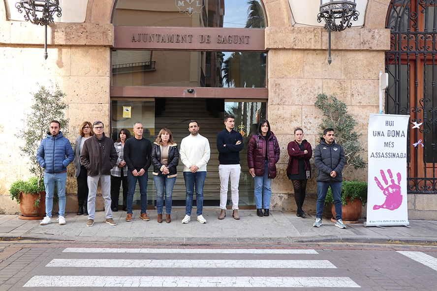 Silencio a las puertas de los edificios municipales por los presuntos asesinatos machistas perpetrados en Sevilla y Barcelona
