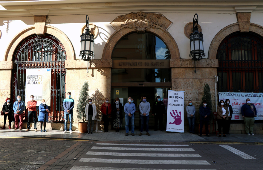 Sagunto guarda un minuto de silencio en señal de condena y repulsa por el presunto asesinato machista ocurrido en Barcelona