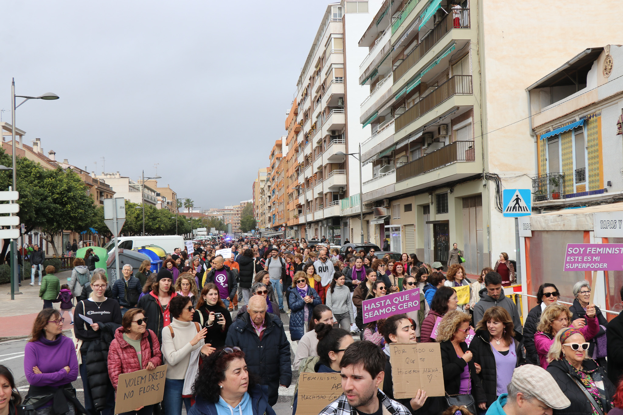 Una participativa manifestación del 8M recorre las calles de Puerto de Sagunto