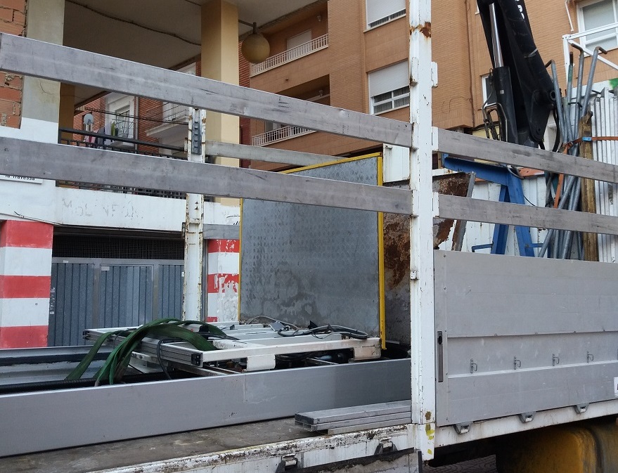 Mantenimiento instala un ascensor en la plaza de la Travessa 