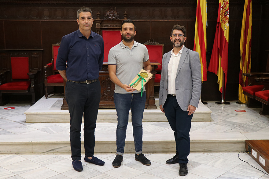 Sagunto se une a la Red de Municipios Hermanados por el Vidrio y recibe su llave de vidrio reciclado