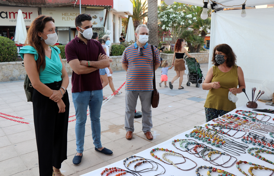 Llega al paseo marítimo el Mercado Extraordinario de Verano con cerca de 40 puestos con productos de artesanía