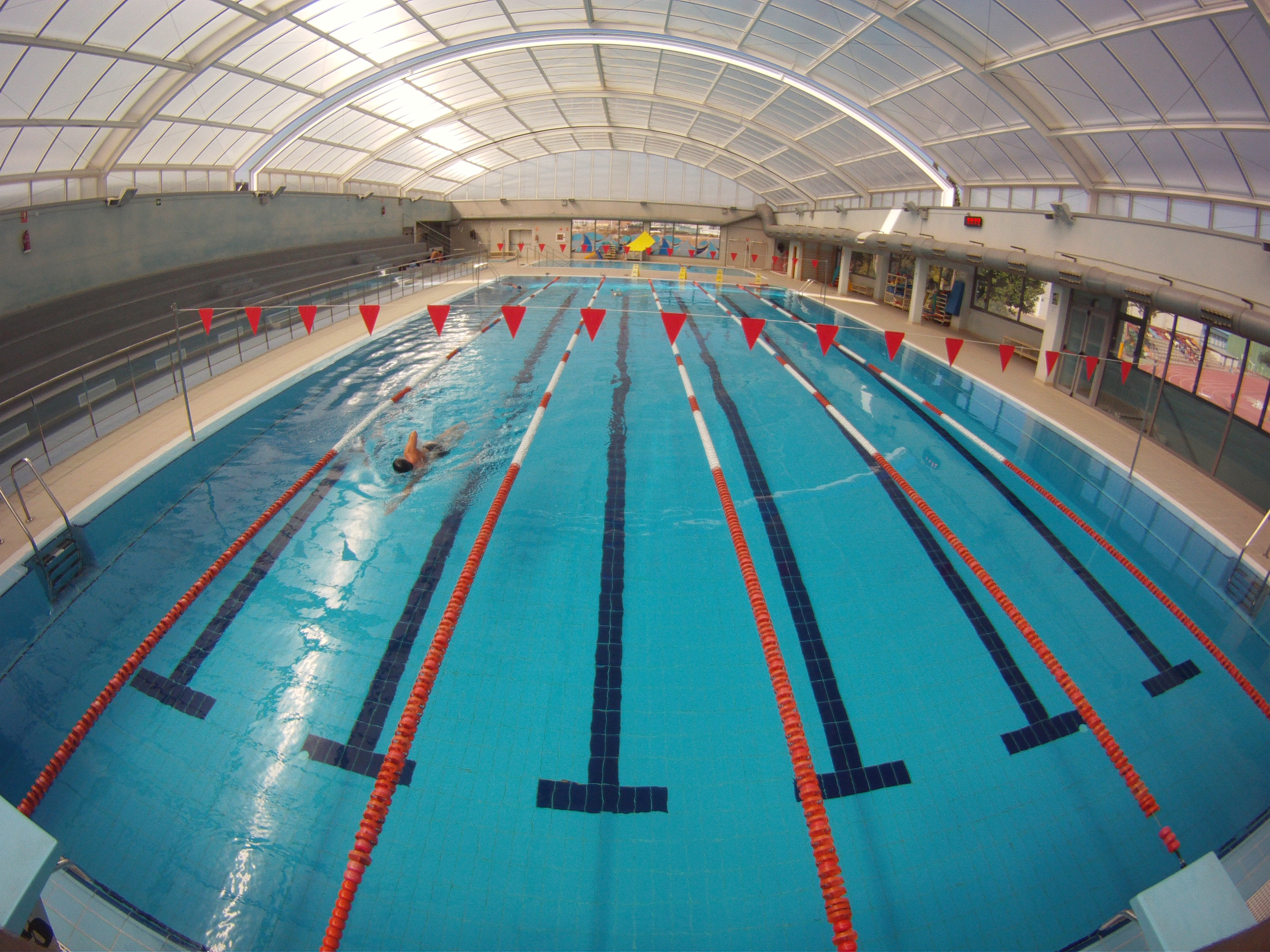 La delegación de Deportes organiza diversas actividades acuáticas en las piscinas municipales para este año