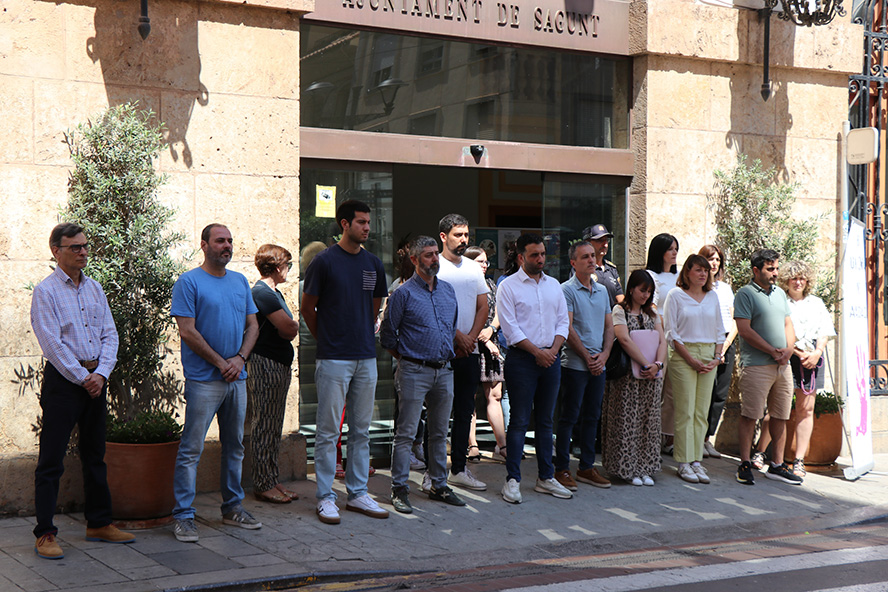 Silencio a las puertas de los edificios municipales por el presunto asesinato machista perpetrado en Cáceres