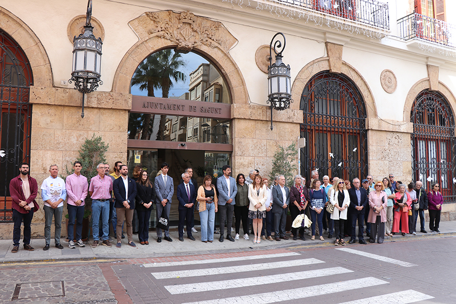 Silenci a les portes dels edificis municipals pel presumpte assassinat masclista perpetrat a Madrid