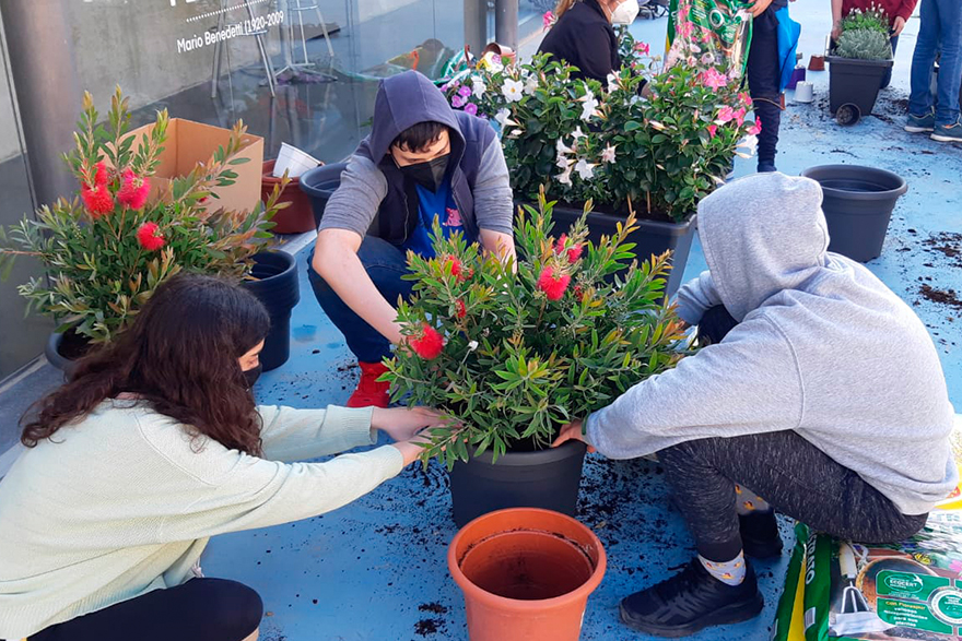 El grupo HRJOVE llena de vida el Casal Jove con un taller especial de jardinería