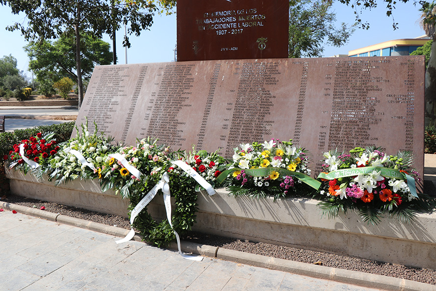 El Ayuntamiento de Sagunto llevará a cabo la propuesta de las asociaciones para mejorar el monumento a las personas fallecidas en fábrica