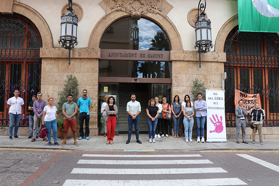 Sagunto guarda un minuto de silencio por los presuntos asesinatos machistas ocurridos en Almería y Pontevedra