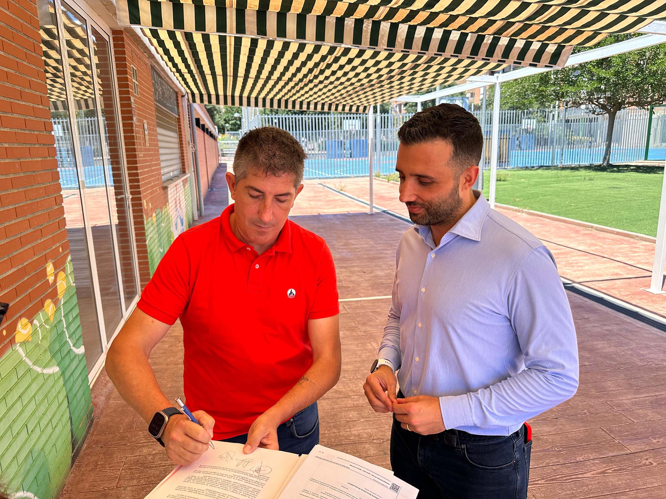 La cafetería, las pistas de pádel y la piscina descubierta del polideportivo René Marigil se inaugurarán el 28 de junio