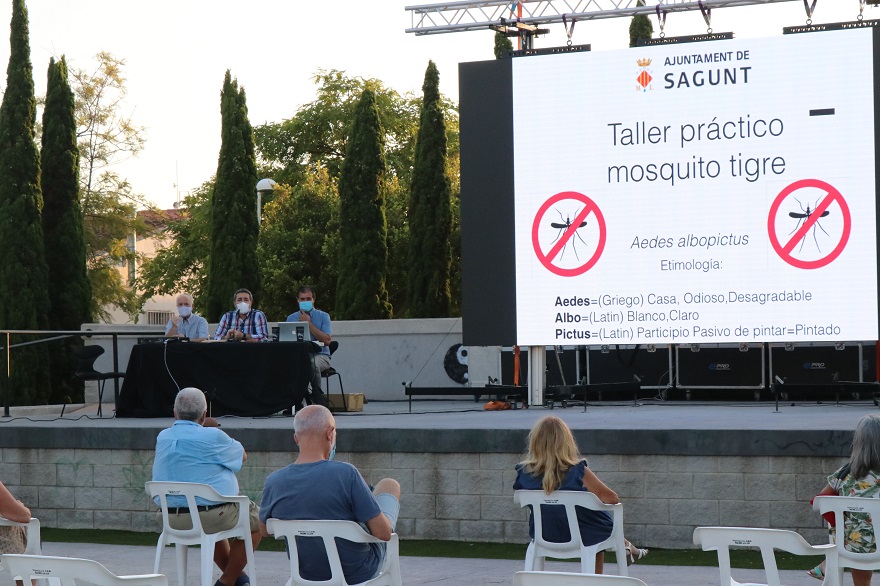 Sanidad reúne al vecindario de Almardá en una charla-taller sobre consejos para prevenir el mosquito tigre